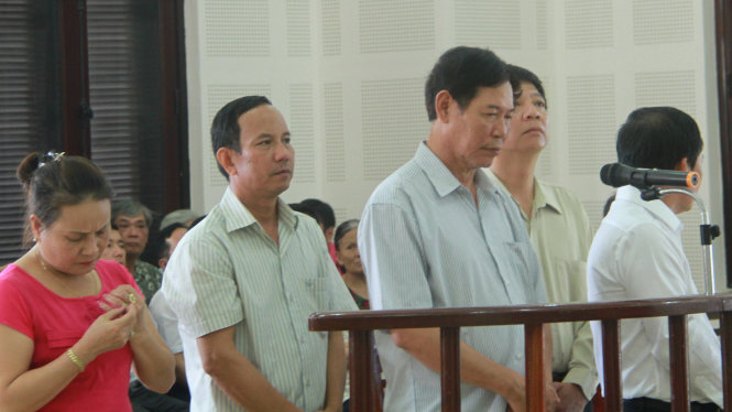 Các bị cáo tại phiên tòa sáng ngày 6-5 - Ảnh: Hữu Khá