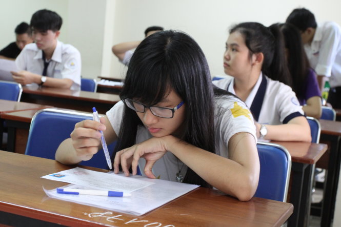 Thí sinh làm thủ tục dự thi THPT quốc gia 2015. Ảnh: M.G