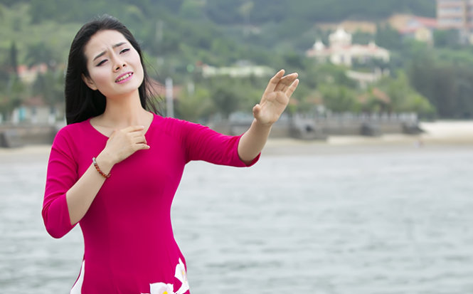 Ca sĩ Lương Nguyệt Anh trong cảnh quay MV ở đảo Cô Tô