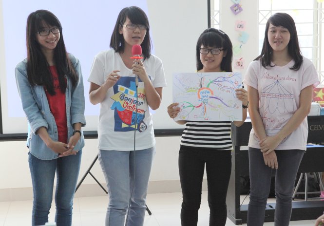 Học viên trình bày dự án của mình trong một chuyên đề - Ảnh: T.L.T.