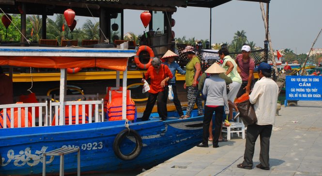 Nạn chèo kéo, giá bất hợp lý ở bến thuyền du lịch trên sông Hoài chưa được chấn chỉnh  - Ảnh: V.Hùng