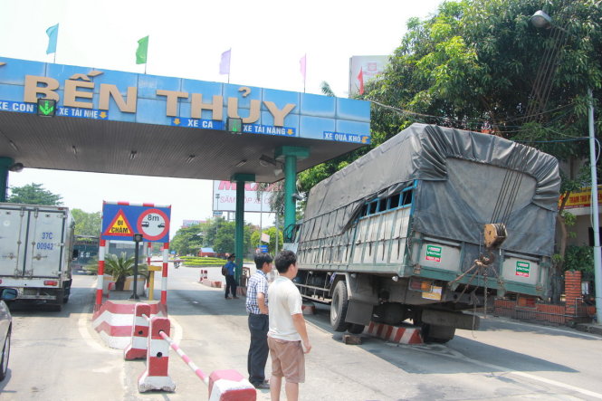Hiện trường vụ tai nạn chiếc xe tải được cho là mất lái lao vào trạm thu phí Bến Thủy - Ảnh: Doãn Hòa
