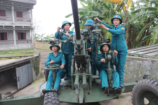 Năm chị em dân quân trên mâm pháo - Ảnh: My Lăng