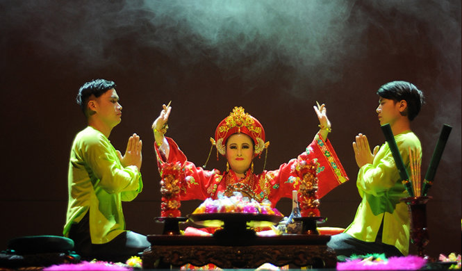 Hầu đồng đã được sân khấu hoá thành một vở diễn quen thuộc của sân khấu Viettheatre 6 tháng qua tại rạp Công Nhân - Hà Nội - Ảnh: Viettheatre