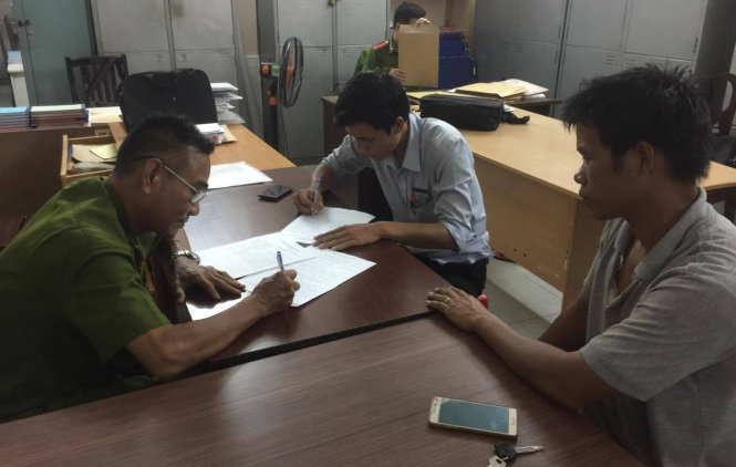 Anh Nguyên và nhân chứng đang ghi lời khai tại Công an P.13, Q.Bình Thạnh