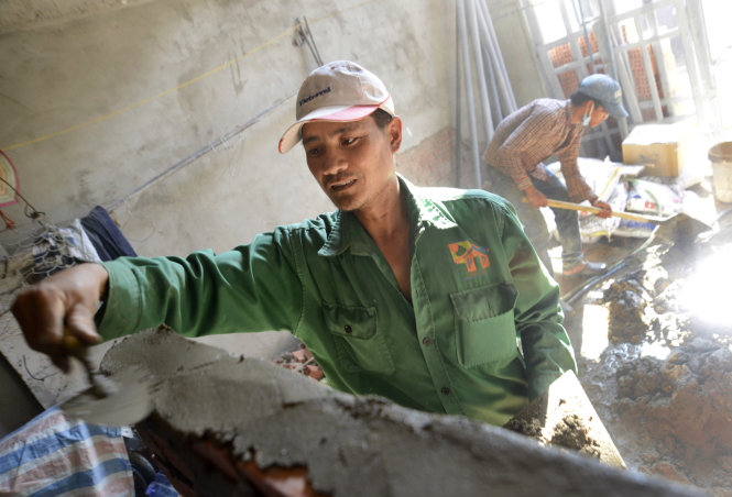 Anh Lâm Vuông (38 tuổi) lên TP.HCM làm thợ hồ đã được 4 tháng. Anh chia sẻ: “Sống bám vào cây lúa mà giờ nước ngập mặn hết, cực chẳng đã mới phải rời quê tha phương cầu thực kiểu này” - Ảnh: Duyên Phan