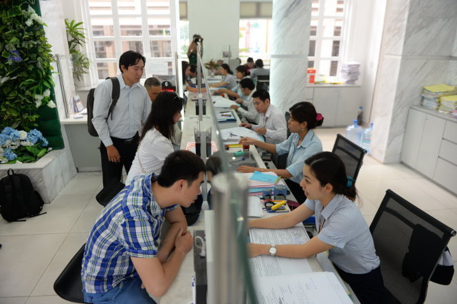 Người dân đến làm thủ tục hành chính tại UBND Q.1 được nơi đây xem là khách hàng và phục vụ với tinh thần phải làm cho khách hàng hài lòng - Ảnh: Hữu Khoa
