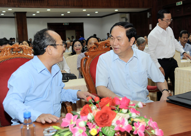 Chủ tịch nước Trần Đại Quang trao đổi với ông Nguyễn Hoàng Năng, Chủ tịch UBMTTQ TP.HCM Hội nghị tiếp xúc giữa cử tri với người ứng cử đại biểu Quốc hội khoa XIV, đơn vị bầu cử số 1 (quận 1, 3 và quận 4) - 
Ảnh: Tự Trung