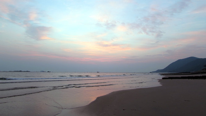 Bình minh chưa lên, cả vùng trời và biển Cửa Nhượng nhuộm một màu đỏ Ảnh: N.H.Thanh