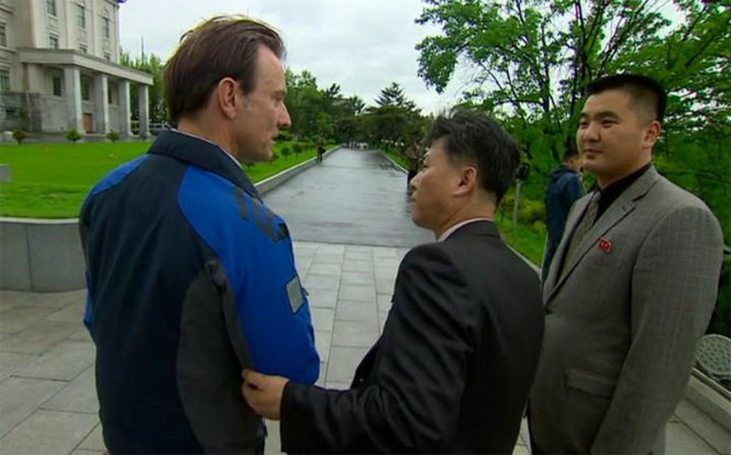 Phóng viên BBC Rupert Wingfield-Hayes (áo xanh) lúc chưa bị bắt - Ảnh: telegraph.co.uk