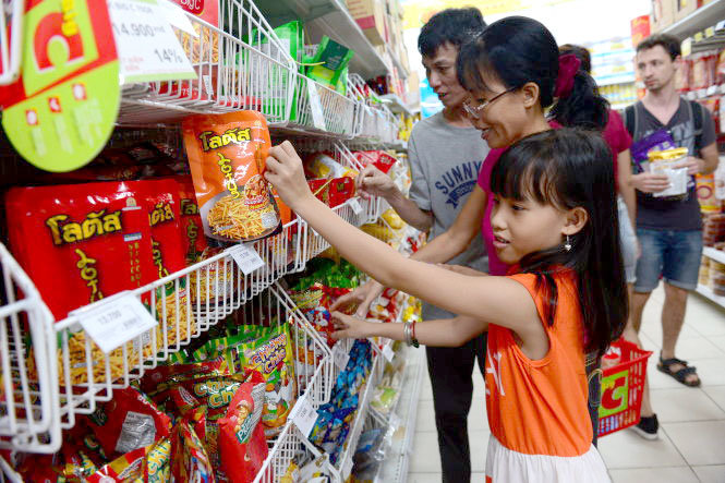 Trong khi có thêm nhiều hàng ngoại, nhất là hàng Thái Lan, được bán ở hệ thống siêu thị Big C thì các doanh nghiệp Việt Nam chuyên cung cấp hàng thủy sản than rằng siêu thị này đưa ra nhiều chính sách “làm khó” cho hàng Việt - Ảnh: Quang Định