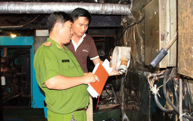Lực lượng cảnh sát phòng cháy chữa cháy kiểm tra các trang thiết bị và phương án cứu hỏa trên các tàu trên vịnh Hạ Long chiều 10-5 - Ẳnh: Đức Hiếu
