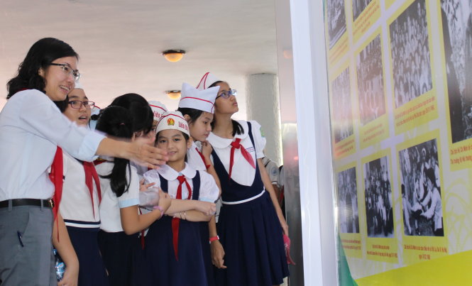 Chủ tịch Hội đồng Đội TP.HCM Vương Thanh Liễu và đội viên TP cùng tham quan triển lãm - Ảnh: Q.NG.