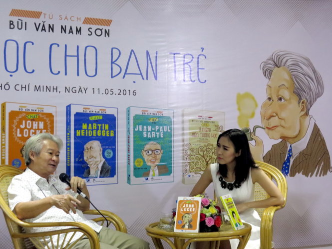 Cùng với MC Tuyết Anh, nhà nghiên cứu Bùi Văn Nam Sơn (trái) có một buổi chuyện trò triết học thật thú vị với các bạn trẻ hôm 11-5 tại NXB Trẻ -Ảnh: L.Điền