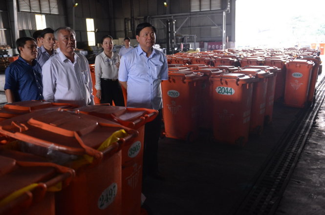 Bí thư Thành ủy TP.HCM Đinh La Thăng kiểm tra bãi rác Đông Thạnh, huyện Hóc Môn, TP.HCM sau khi tiếp xúc cử tri chiều 11-5 - Ảnh: Quang Định