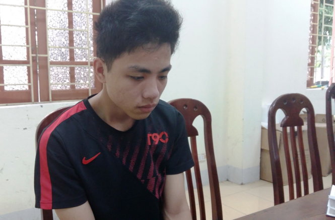 Nghi can Hùng tại công an huyện Hưng Nguyên - Ảnh: D.Hòa