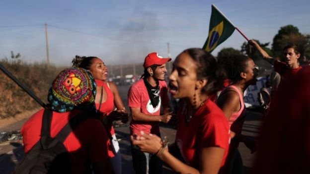 Những người biểu tình tại Brasilia xuống đường phản đối luận tội bà Rousseff - Ảnh: Reuters