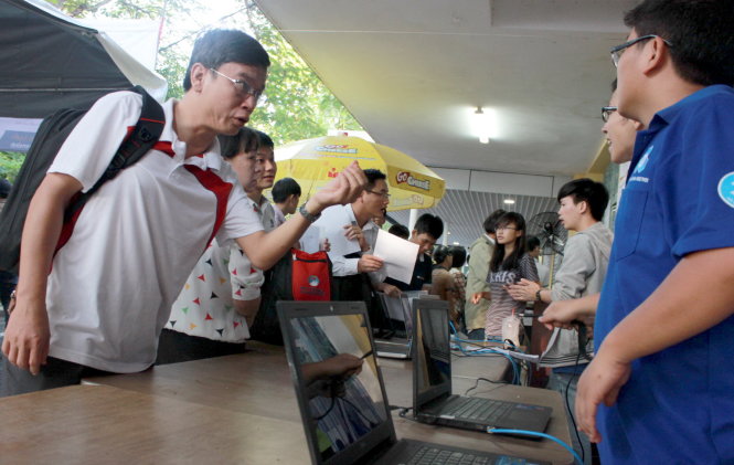 Thí sinh và phụ huynh nộp hồ sơ xét tuyển vào Trường ĐH Bách khoa (ĐHQG TP.HCM) năm 2015. Ảnh: TTO