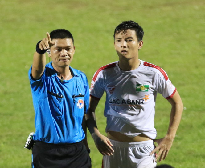 Do sai lầm nghiêm trọng khi điều hành trận FLC Thanh Hóa- SLNA (2-2, ngày 8-5-2016), Công ty VPF không mời trọng tài Hà Anh Chiến làm nhiệm vụ cho đến hết năm 2016 - Ảnh: Anh Phan