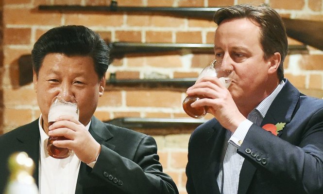 Chủ tịch Trung Quốc Tập Cận Bình và thủ tướng Anh David Cameron cùng uống bia trong dịp ông Tập Cận Bình tới Anh tháng 10-2015 - Ảnh: AFP