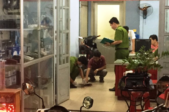 Công an khám nghiệm nơi nạn nhân ngã gục - Ảnh: Ngọc Khải
