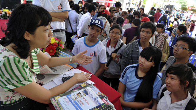 TS.BS Trần Thị Minh Hạnh tư vấn cho học sinh tại Ngày hội tư vấn tuyển sinh hướng nghiệp do Tuổi Trẻ tổ chức. Ảnh: TTO