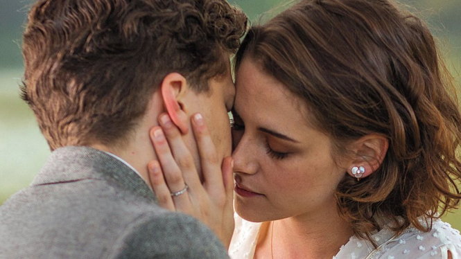 Báo chí Pháp khá ưu ái dành lời khen cho cặp đôi Jesse Eisenberg và Kristen Stewart trên phim