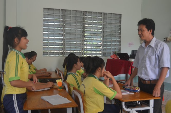Thầy Thế và học trò trong một tiết học văn sinh động - Ảnh: M.T.