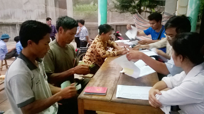 Đoàn viên, thanh niên huyện Thạch Thành (Thanh Hóa) nạo vét kênh mương để dẫn nước từ hồ Đồng Ngư về thị trấn Kim Tân cho Nhà máy nước Kim Tân hoạt động - Ảnh do Huyện đoàn Thạch Thành cung cấp.