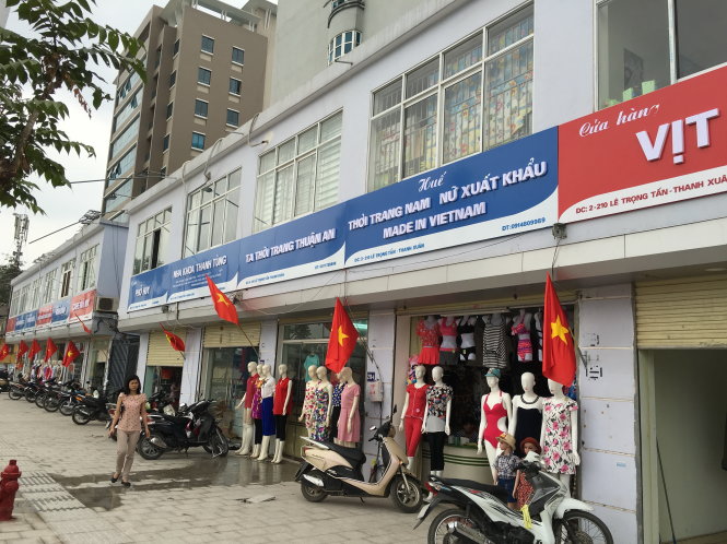 Những biển quảng cáo dọc tuyến phố Lê Trọng Tấn đều được mang màu xanh hoặc đỏ và chữ trắng 
-  Ảnh: V.V.Tuân