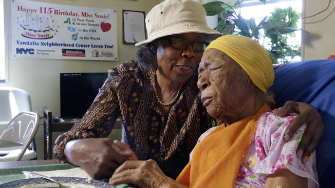 Bà Susannah Mushatt Jones, 115 tuổi, bên cháu gái Lois Judge, trong phòng riêng tại Brooklyn - Ảnh:  AP
