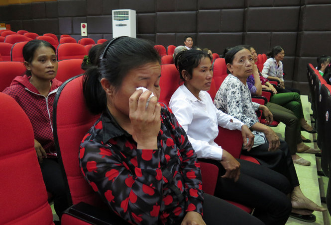 Nhiều người tham sự chương trình xúc động khi xem phóng sự về những hộ nông dân có hoàn cảnh cơ nhỡ, nghèo khó - Ảnh: QUANG THẾ