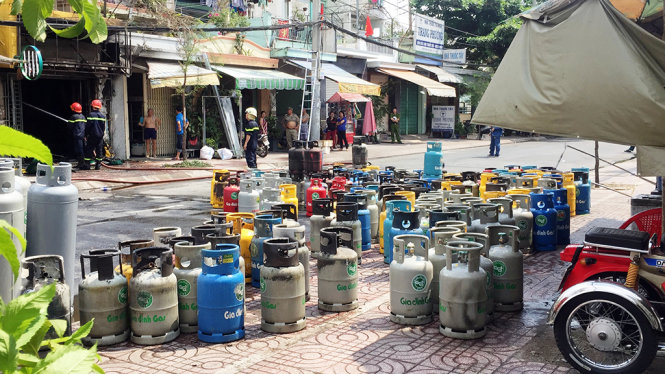 Các bình gas được đưa ra khỏi cửa hàng - Ảnh: Ngọc Khải