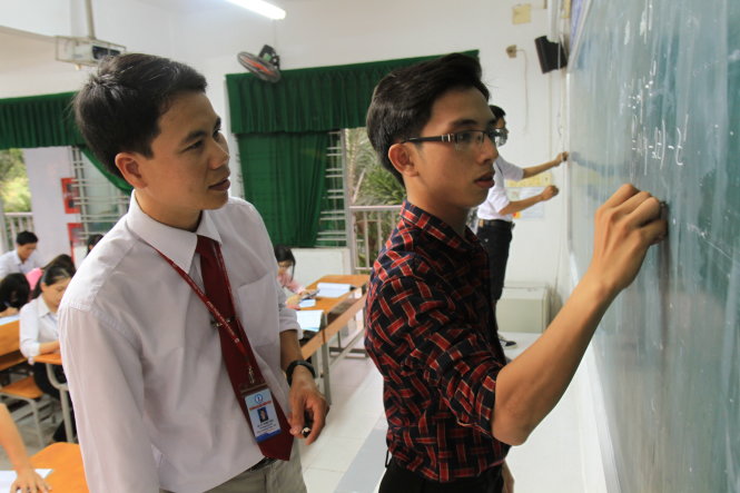 TS Lê Trung Hiếu hướng dẫn sinh viên học tập - Ảnh: Vân Trường