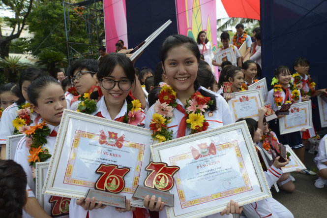 Hai em Ngô Bảo Ngọc (Chi đội Củ Chi, bên trái) và Ngô Nguyễn Ý Như (Chi đội Phú Nhuận) vui mừng khi nhận được bằng khen phụ trách Đội tiêu biểu       - Ảnh: Duyên Phan
