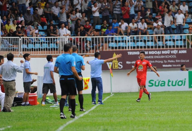 Văn Thanh ăn mừng bàn thắng vào lưới Long An. Ảnh: Anh Tiến