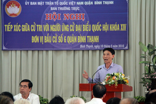 Ông Vũ Văn Chiến – bí thư Đảng ủy, Hiệu trưởng Trường cán bộ Thanh tra, Thanh tra Chính phủ trao đổi với cử tri quận Bình Thạnh về vấn đề tham nhũng - Ảnh: Q.Khải