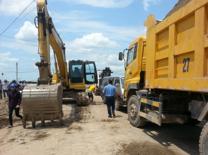 Các xe công vụ của đoàn công tác liên ngành đường bộ - công an vẫn bị “nhốt” từ sáng 14 đến chiều tối 16-5 - Ảnh: Hiệp Trần