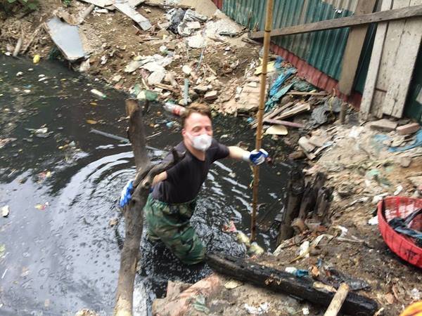 Hình ảnh người nước ngoài dọn rác tại mương nước đăng tải trên trang Keep Hanoi Clean ngày 15-5