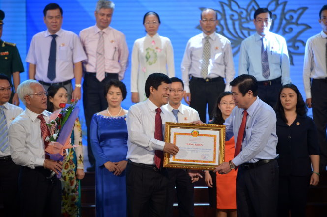 5.	Chủ tịch UBND TP.HCM Nguyễn Thành Phong trao tặng bằng khen cho ông Phạm Phú Quốc tại lễ tuyên dương tập thể, cá nhân thực hiện tốt học tập và làm theo tấm gương đạo đức HCM 2015-2016 sáng 18-5 - Ảnh: Quang Định