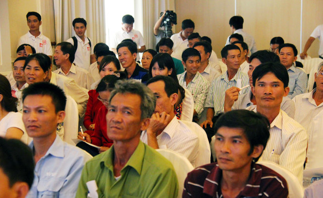 Người chăn nuôi đang nghe phổ biến về mô hình chăn nuôi hiện đại
