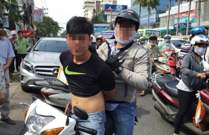“Hiệp sĩ đường phố” trong một lần bắt đối tượng cướp giật trên đường Cách Mạng Tháng 8, Q.10, TP.HCM - Ảnh: A.X.