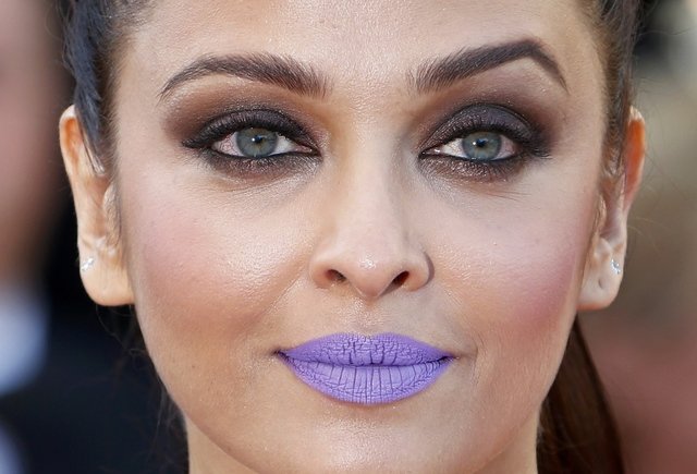 Aishwarya Rai mỗi ngày xuất hiện trên thảm đỏ cannes là một kiểu trang điểm khác nhau