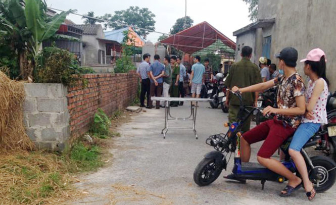 Người dân Tiên Lãng bàng hoàng trước vụ việc bé gái N.T.N. (11 tuổi) bị sát hại dã man tại nhà - Ảnh: CTV