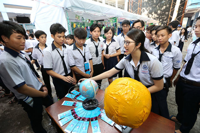 Học sinh lớp 11/3 thuyết trình đề tài “Triều cường” sau khi được nhà trường cho đi trải nghiệm tại ĐBSCL                                        - Ảnh: Như Hùng