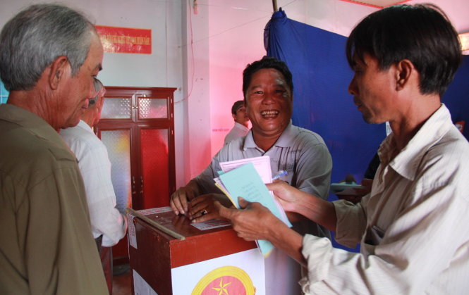 Cử tri Đỗ Thành Dự (49 tuổi) và là một ngư dân lão luyện ở Bình Châu cười tươi trong lúc tham gia bẩu cử - Ảnh: Trần Mai