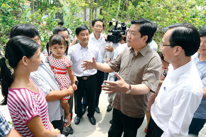 Bí thư Đinh La Thăng trò chuyện với người dân ở xã Tân Thông Hội, huyện Củ Chi, TP.HCM - Ảnh: Thuận Thắng