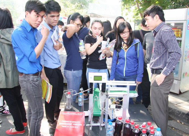 Học sinh tìm hiểu các ngành học của Trường ĐH Quốc tế (ĐHQG TP.HCM) trong ngày hội tư vấn tuyển sinh - hướng nghiệp năm 2016 - Ảnh: Trần Huỳnh