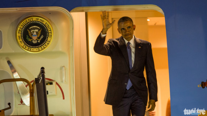 Tổng thống Obama vẫy tay chào khi bước ra khỏi chuyên cơ - Ảnh: Việt Dũng