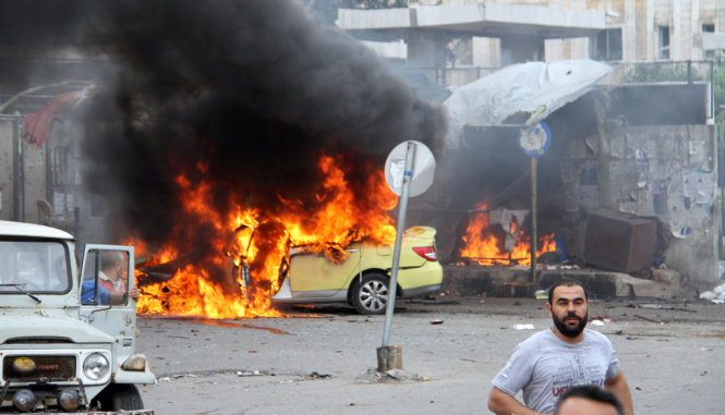 Hiện trường một vụ đánh bom tại Syria trong ngày 23-5 - Ảnh: REUTERS